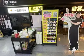 当越来越多的年轻人走进商场听段子图片