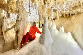 女子赤脚踏入4.8亿年“地下水晶宫晶花池” 拍照 官方回应：其为招商对象图片