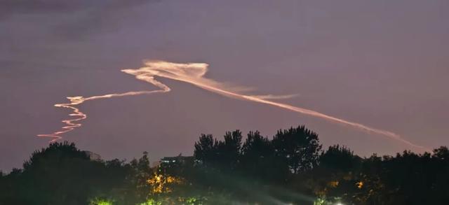 北京天空出现火箭云，冲上热搜！专家回应