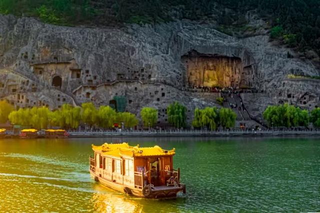 龙门石窟旁这条街火了！龙门古街获“2025年金选旅行产品”