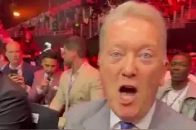 C罗观看拳击赛之前被调侃：他正在加盟阿森纳，随后C罗大笑🤣图片