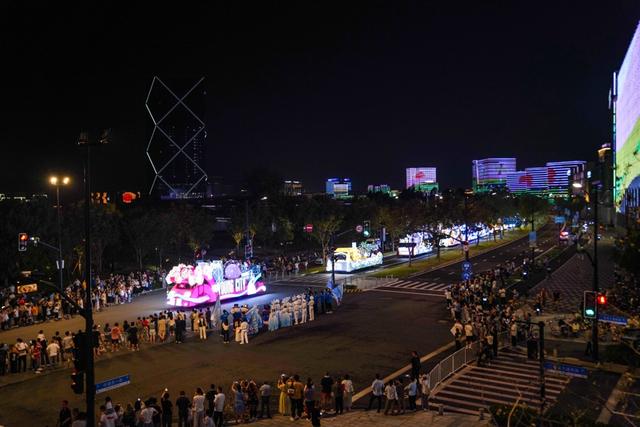 花车巡游、光影节分会场双双亮相，光影点亮“年轻的城”