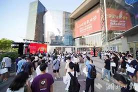 新生免费坐空轨，住餐消费券上新，音乐节、华服节不断……光谷大礼包迎接百万大学生图片