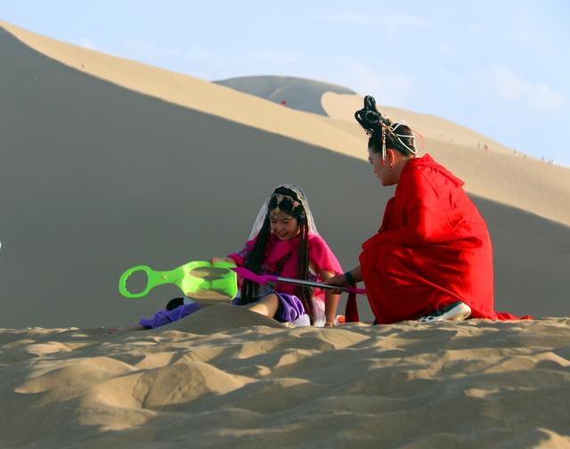 甘肃敦煌：大漠风情美 暑期旅游热
