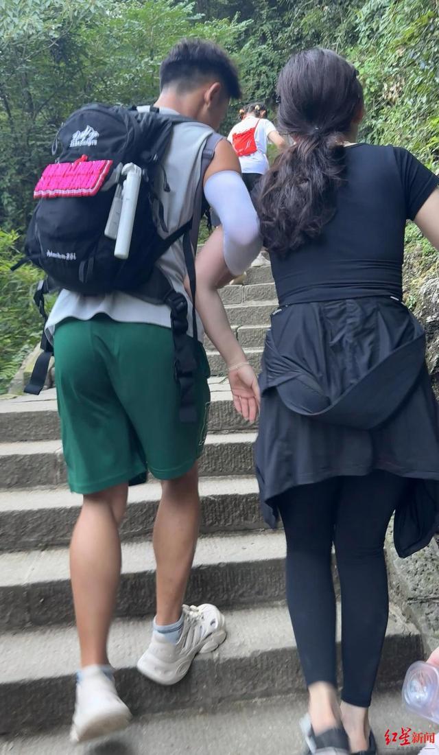 揭秘峨眉山陪爬团队：九成游客为女性