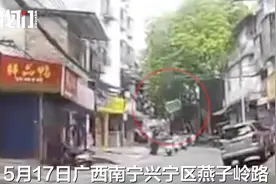 “天降横祸”！女孩乘坐电动车时被大块玻璃砸倒在地，派出所回应图片