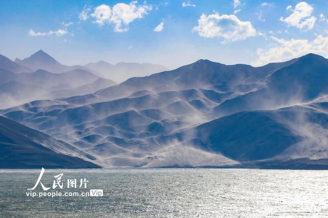 帕米尔高原迎来旅游旺季