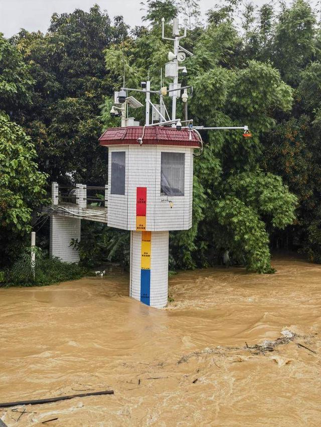 广州水文人暴雨中逆行“把脉洪峰”