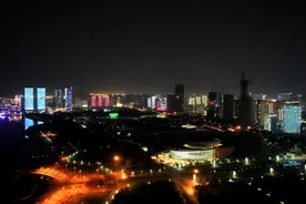 众拍丨夜幕下的日照图片