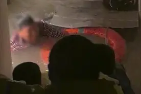 今晨，上海79岁老人被困积水地下室，民警潜入水中全力营救图片