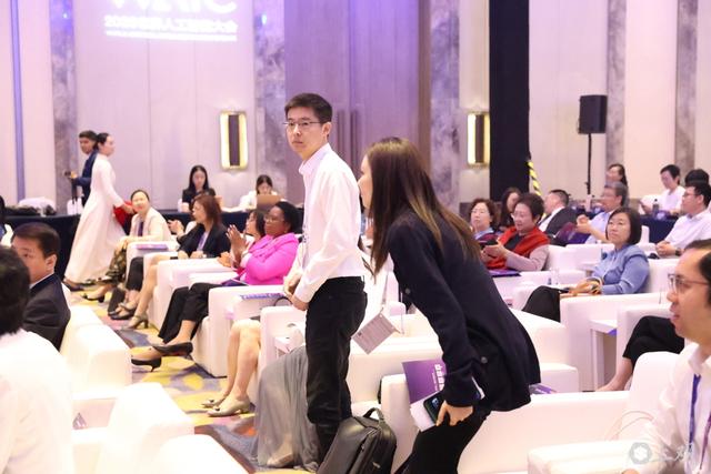 城事｜现身人工智能大会，王兴兴连说“我现在好忙，后面事好多”