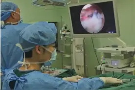 腰突加剧压迫马尾神经，中年女子突然尿失禁图片