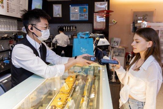 能扫也能“碰”，上海奥特莱斯、南京路步行街、三亚免税城等成外国游客最爱消费热门商圈