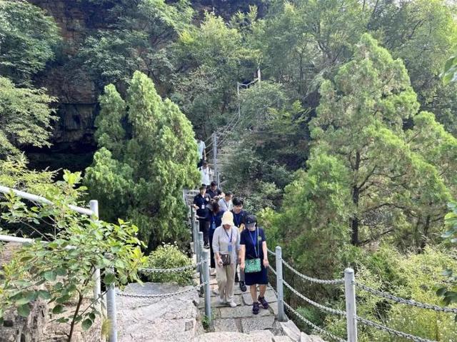 山东五市日报联盟联合采访活动暨悬崖秋千媒体推介会在潭溪山成功举办