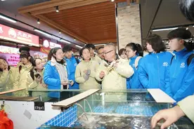 上海高校有个“新农班”，开学第一课在水产品市场分析鱼虾价格图片