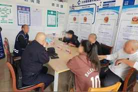 父亲发现儿子熬夜打游戏怒而砸电脑主机，民警分开调解父子矛盾图片