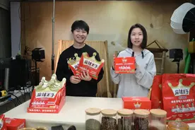 疯狂上热搜的国货麻辣王子：辣条发明人在我们这里，既有辣条也有故事图片