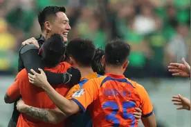 荣耀十载，一如少年！王大雷与泰山队续约，续写传奇之路图片