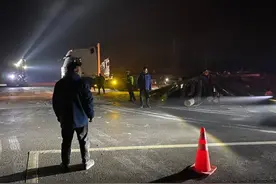 两辆货车相撞，货物散落路面 网格员及时处置保障道路畅通图片