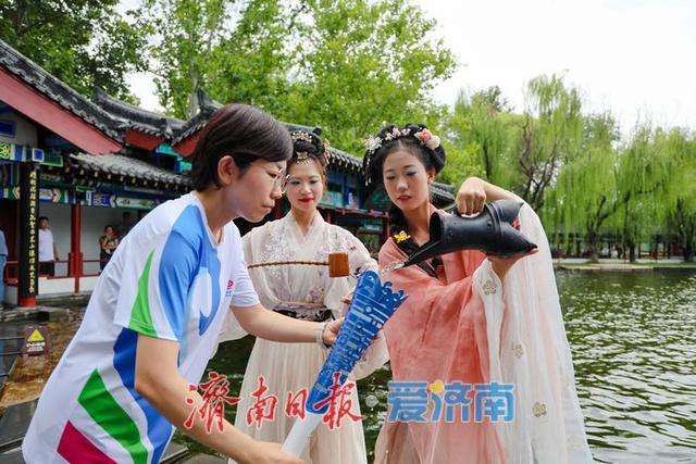 泉润古今承一脉 百脉奔涌启新程——2025济南国际泉水节“泉炬”传递活动章丘站侧记