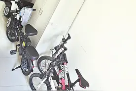 晾衣服、立柜子……景城小区杂物堵路又堵心图片