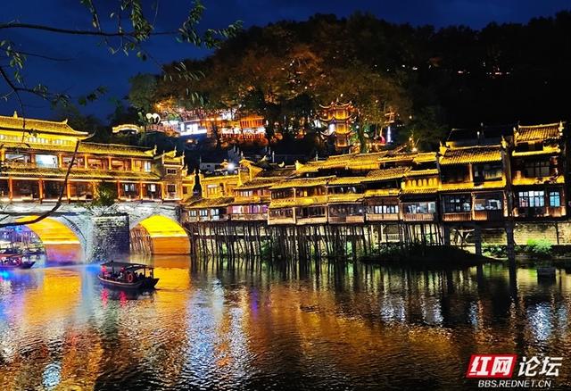 秋游时刻丨凤凰夜色美：泛舟沱江，沉醉古意浪漫