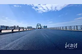 湘潭下摄司大桥北引线沥青摊铺完工图片