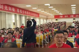 视频丨泰安一中毕业典礼现场合唱团唱起《凤凰花开的路口》图片