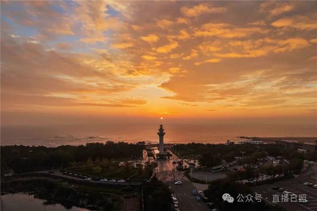 绝美！今早的日照海边，站满了人！