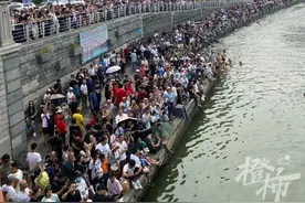 昨晚天津一男子跳水疑被“拍晕”，记者直击：跳水到底有什么好看？图片