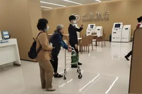 金融315｜轮椅上的“暖心窗口” 适老化服务点滴守护银发权益图片