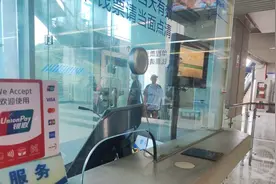 重庆很city呀！外国游客来渝打卡 刷境外卡可直接购票乘坐轨道交通图片