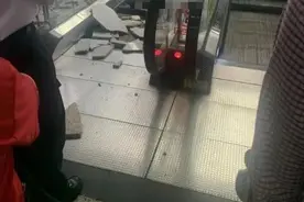 地铁站石砖脱落砸伤孕妇，“心跳已停两次，胎儿情况未知！”官方通报图片