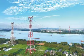 “西电东送”特高压通道长江大跨越电力铁塔在蓝天白云映衬下蔚为壮观图片