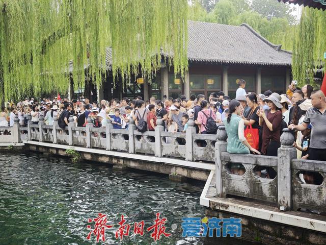 打卡赏泉！“趵突腾空”再现 游客纷至沓来