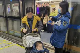 孩子上了地铁，妈妈还在站台 温暖接力守护让母子5分钟后团聚图片