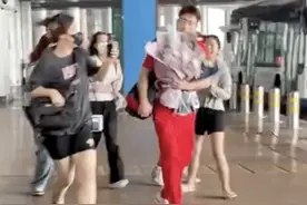 “行李差点挤没了”！运动员下飞机被围堵狂追？评论区坐不住了图片