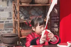 消费旺、新意浓！“新年新衣”瞄准新中式服装，有商品搜索量暴涨超7倍图片