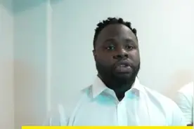 直接安排首发😂！网红恶搞布朗尼进更衣室：老爹我要喊你勒布朗图片