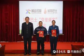 点赞！雪地中扶起外卖小哥的两人成为荣誉乘客，其他人仍在寻找中图片
