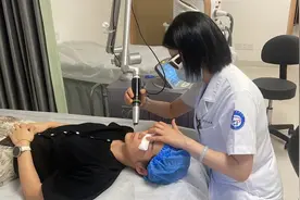 26岁准新娘痛哭：脸上长满小肉芽！又是因它“翻车”图片