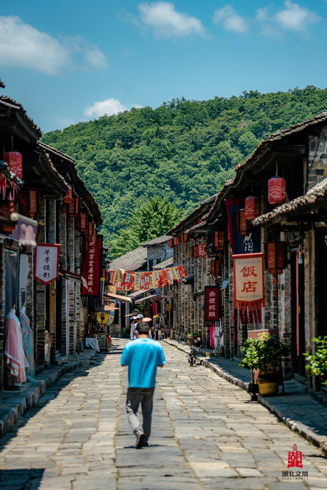 “多巴胺”旅游上新，跟着北北打卡“赤黄红”