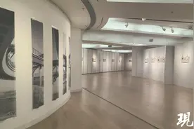 长江大桥玻璃栈道的别样观看方式，边千慧个人摄影展开幕图片