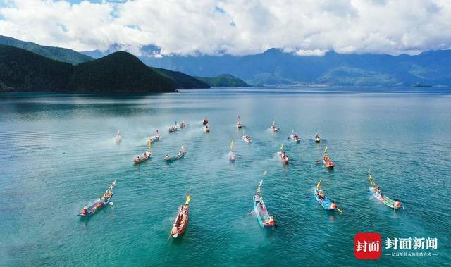 壮观！泸沽湖转山转海节开幕 蔚蓝湖面上百舟竞发
