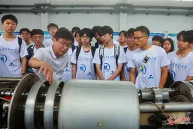 大学生近距离学习核科技图片