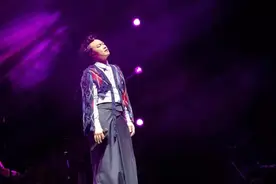 【每日听首粤语歌】陈奕迅 | 渐渐头上染了白 你一样很美 月亮是否仍然认得当天的你图片