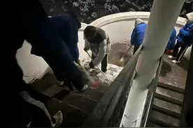 衢州的大雪天，曾获正能量奖的他，一个举动引得全校温暖效仿图片