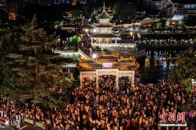 贵州贵阳：暑期夜间旅游火热
