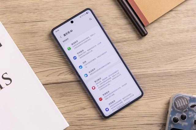 三星Galaxy Z Flip7上手评测：小折叠的新高度，还是熟悉的配方？