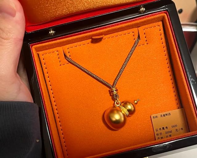 疯狂抢黄金的年轻人，后悔了